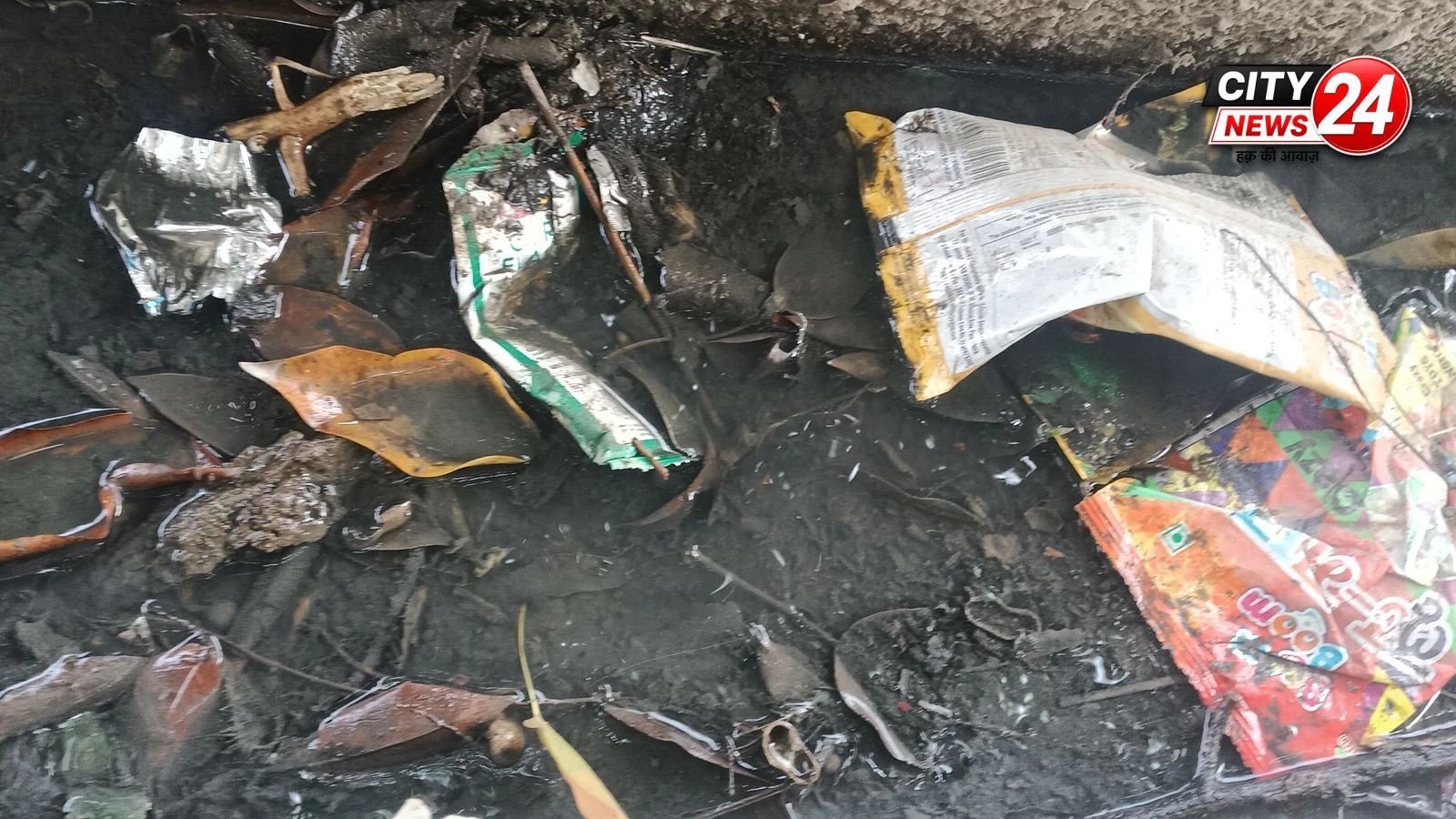 कौआ नगला में सफाई व्यवस्था बदहाल, नालियों में भरी गंदगी से ग्रामीण परेशान