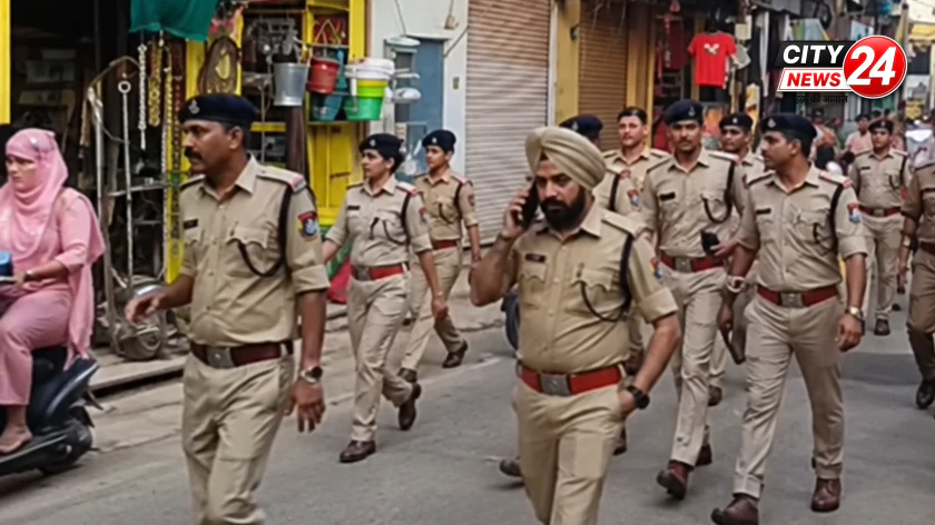 दतिया /नवरात्रि और दशहरा पर्व को लेकर दतिया पुलिस का पैदल फ्लैग मार्च, प्रमुख बाजारों और मार्गों पर दिखी पुलिस की मौजूदगी