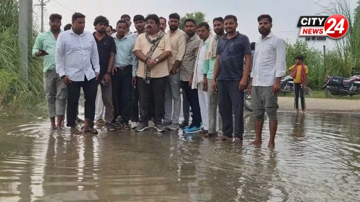 गंगा किनारे बाढ़ प्रभावित गांवों में पहुंचे पूर्व विधायक धर्मेंद्र शाक्य, किसानों को मुआवजे का भरोसा