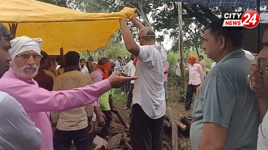 बहुत बड़ी शर्मनाक घटना तिरपाल तानकर करना पड़ा परिवार बालों को ऐसा काम प्रशासन बैठा आंखें बंद किए ।