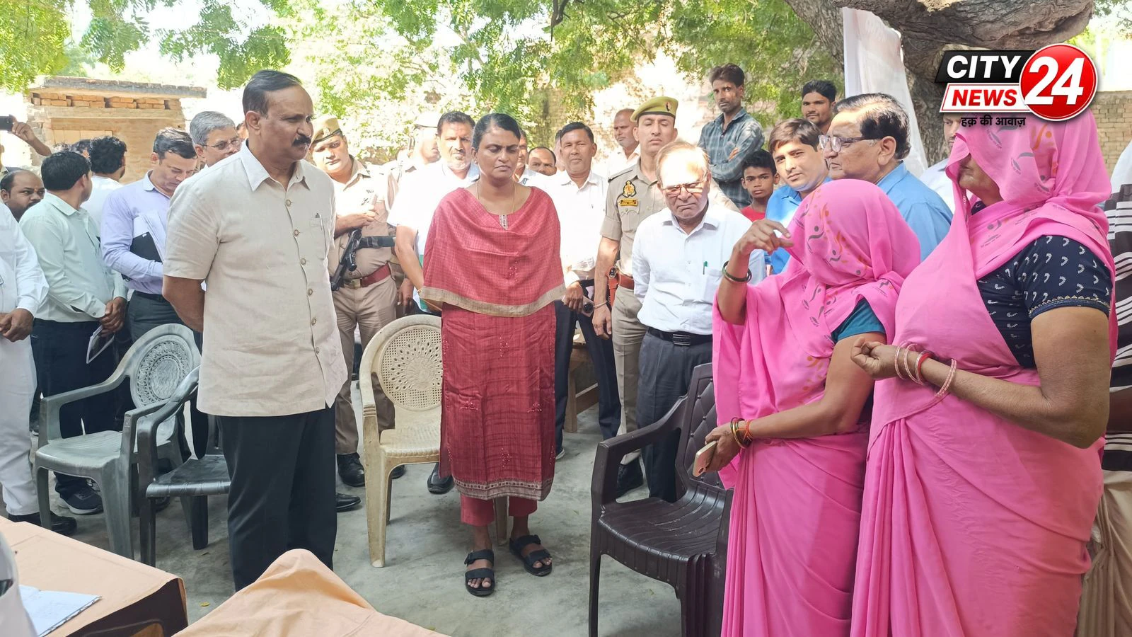 एटा में संचारी रोग नियंत्रण अभियान की जमीनी पड़ताल, मंडलायुक्त ने तीन गांवों का किया निरीक्षण